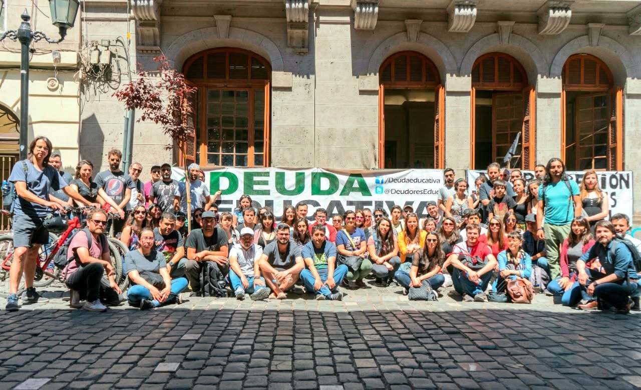 Ciudadanos organizados por la deuda educativa en Chile